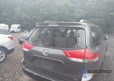 2011 Toyota Sienna Xle/Limited z USA, uszkodzony, nr VIN 5TDYK3DC1BS119839